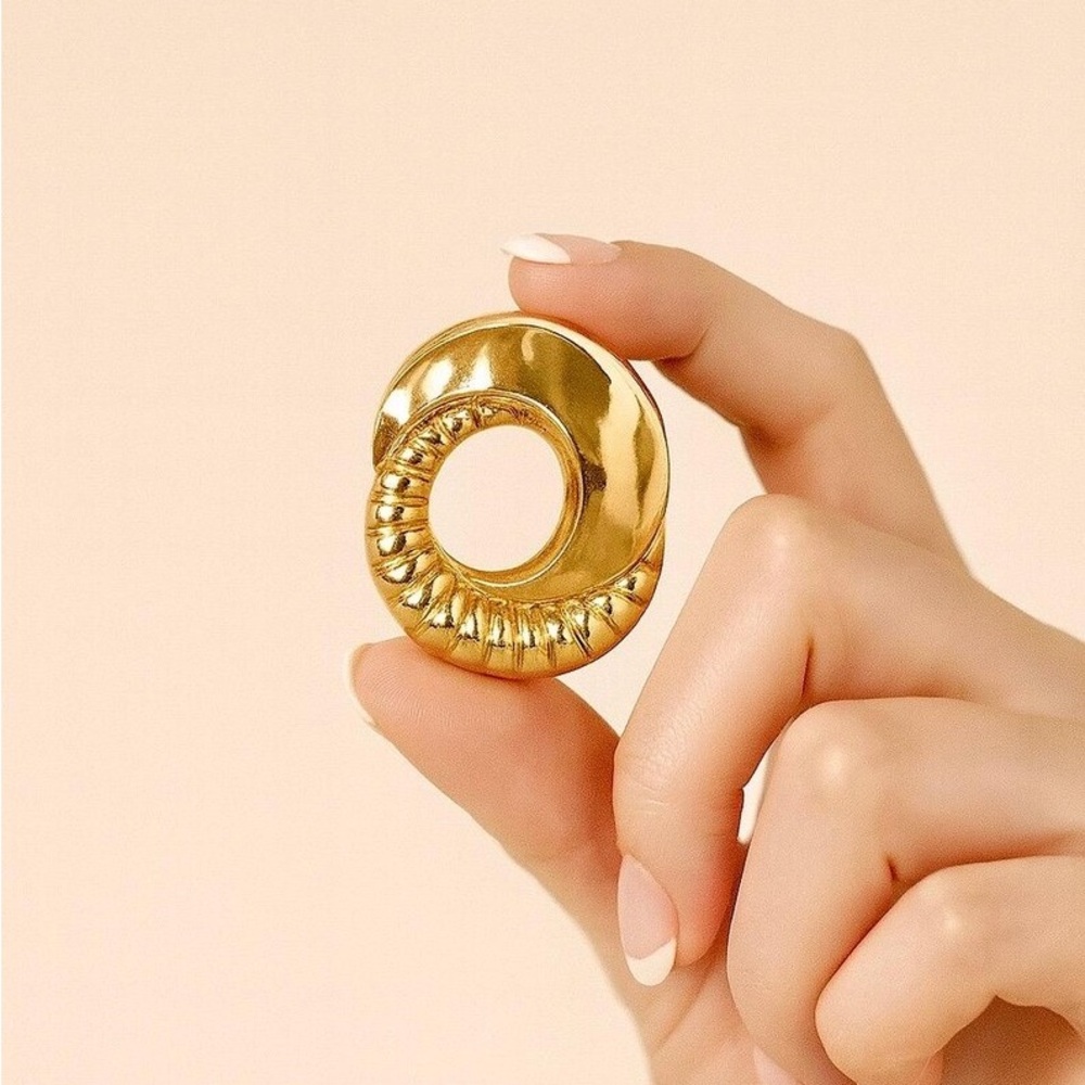 Vintage Winniana Gold Clip-On Broach | 4.2cm x 5.3cm